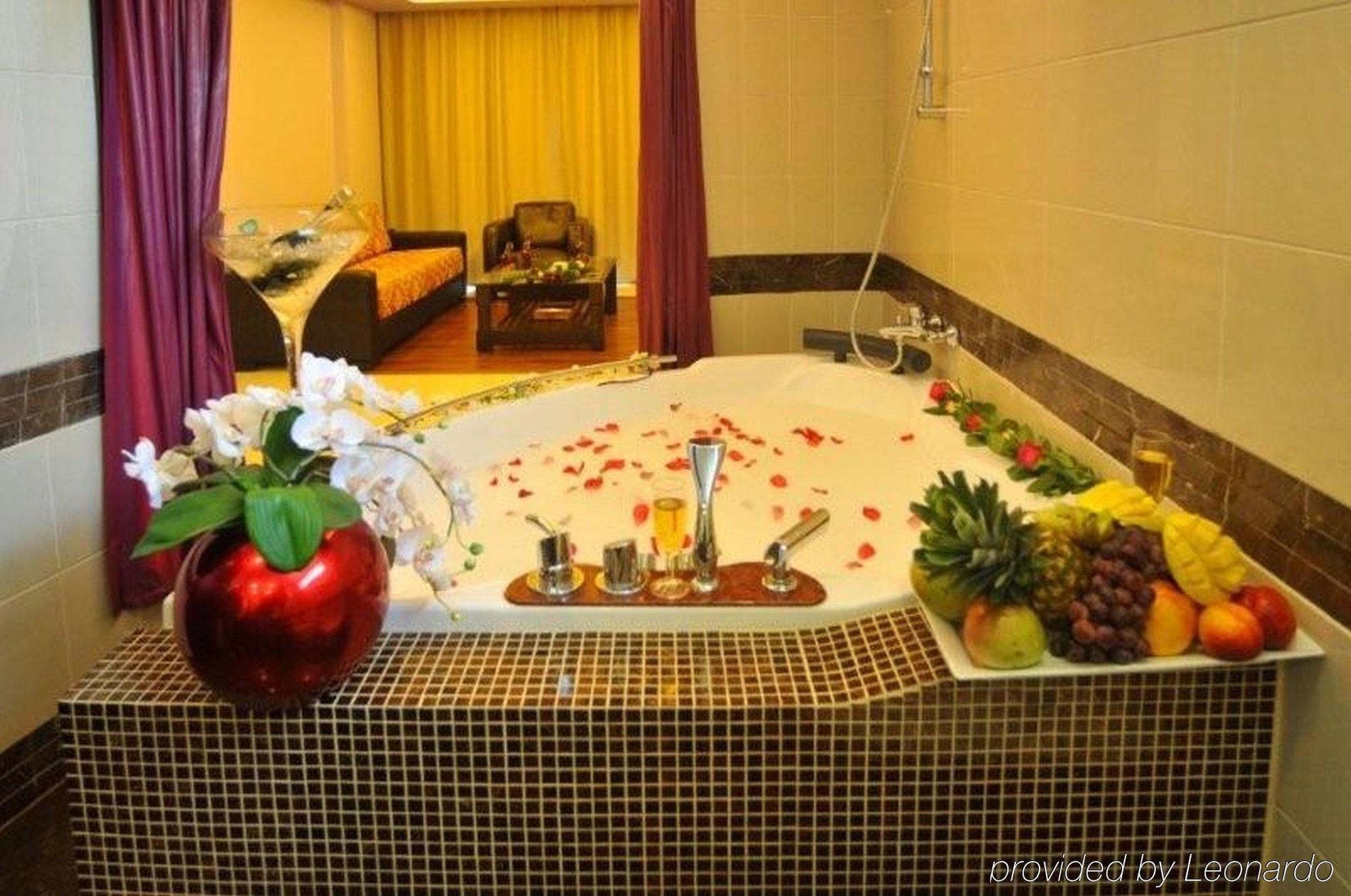 Hollywood Hills Hotel Лос-Анджелес Экстерьер фото